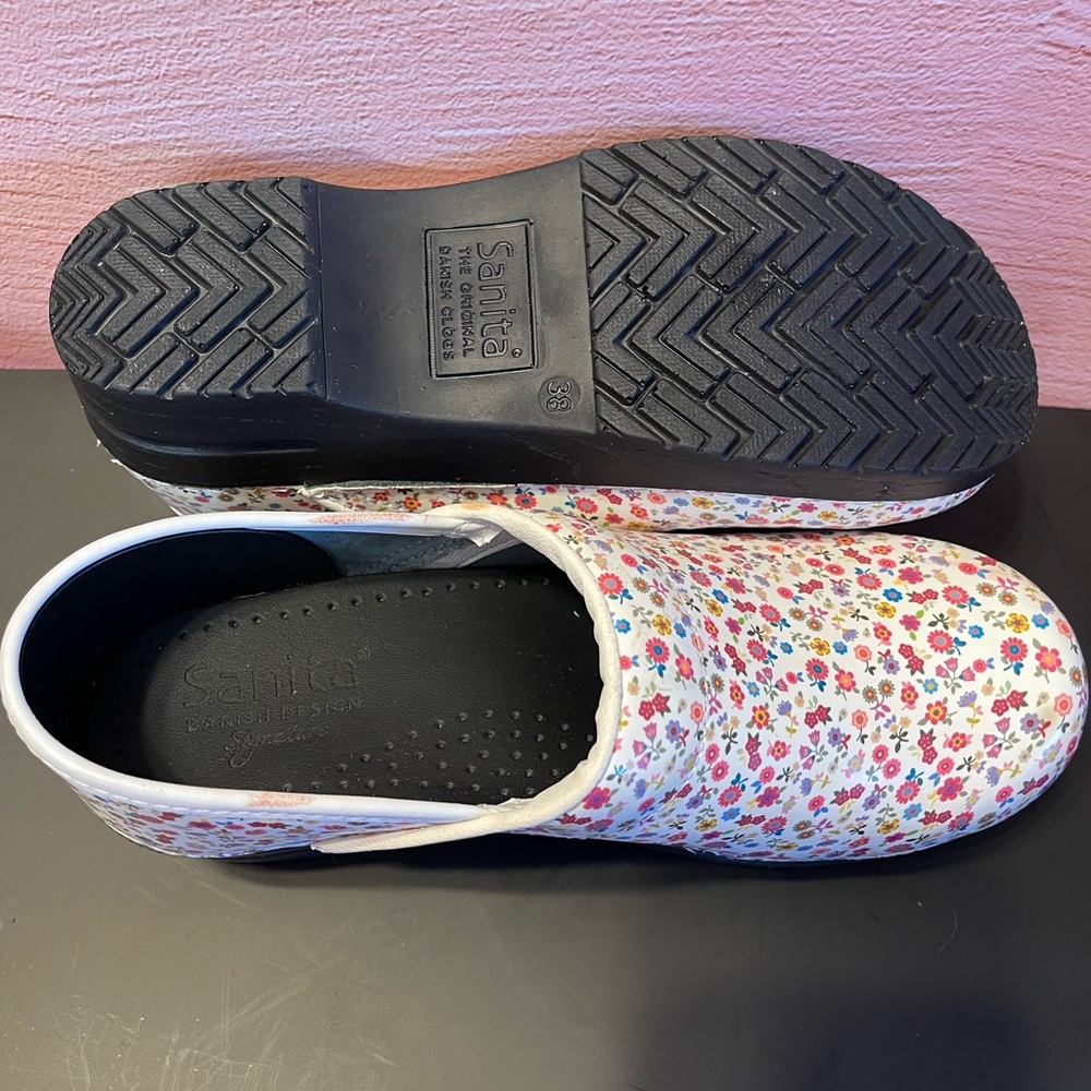 Never worn Dansko sanita clogs rare!